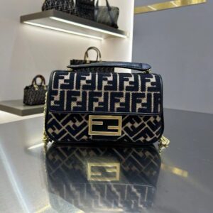 Design ‘BAGUETTE SMALL’ SHOULDER BAG - Dubai Fashion LUX