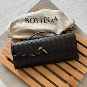 Buy Bottega Veneta Andiamo Clutch Fondant |Dubai Luxury Items